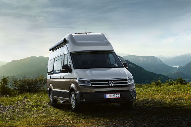 vw grand california strasse wiese
